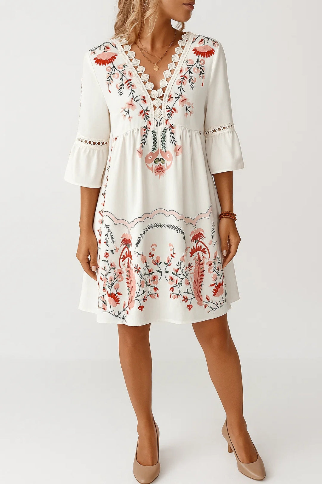 Wit jurkje met bloemrijke borduursels en V-hals
