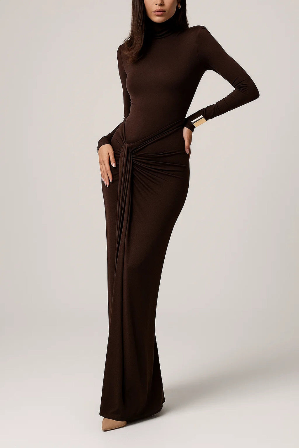Lange aansluitende jurk met hoge kraag