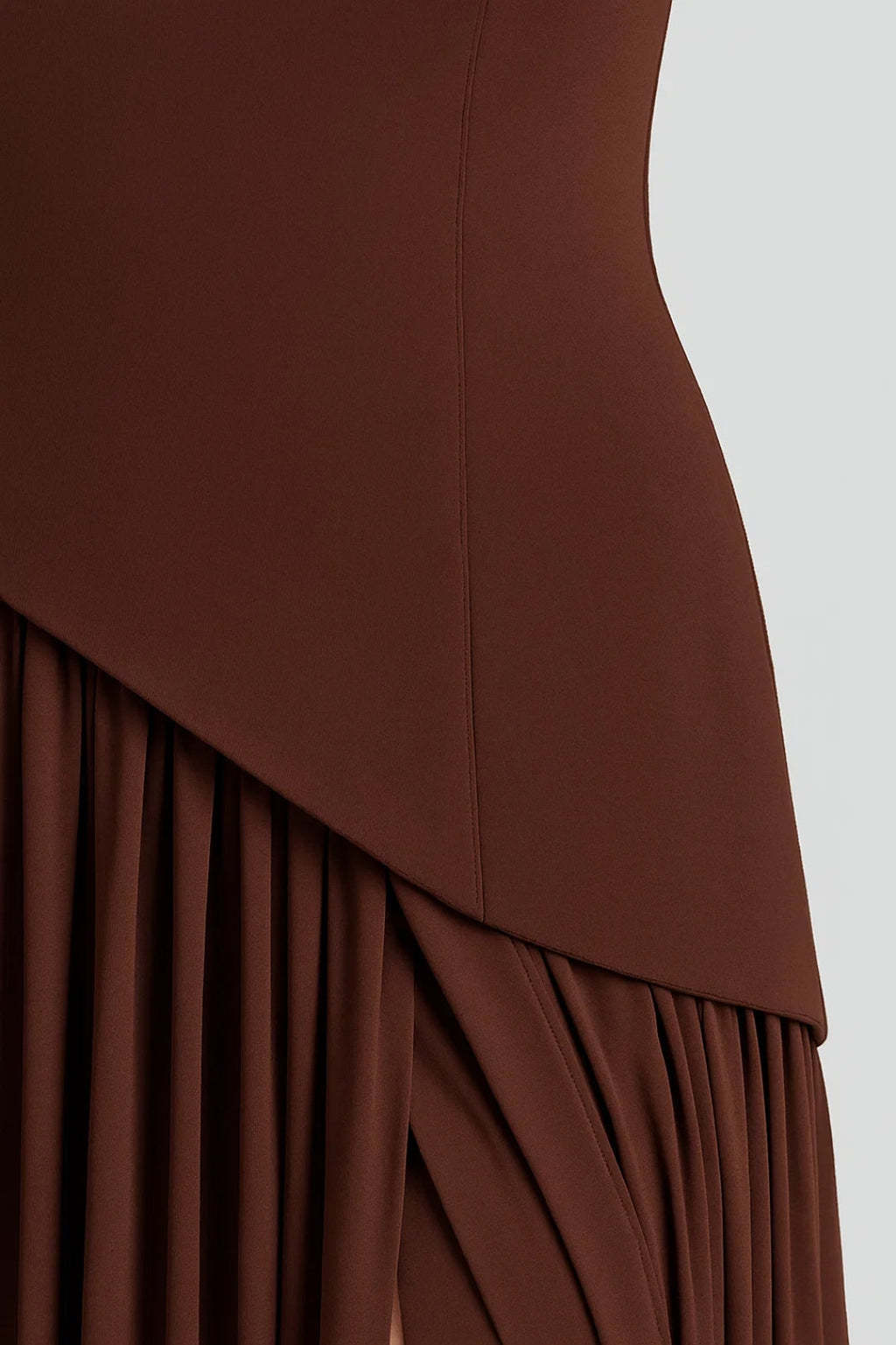 Lange jurk met hoge split en zijwaartse drapering