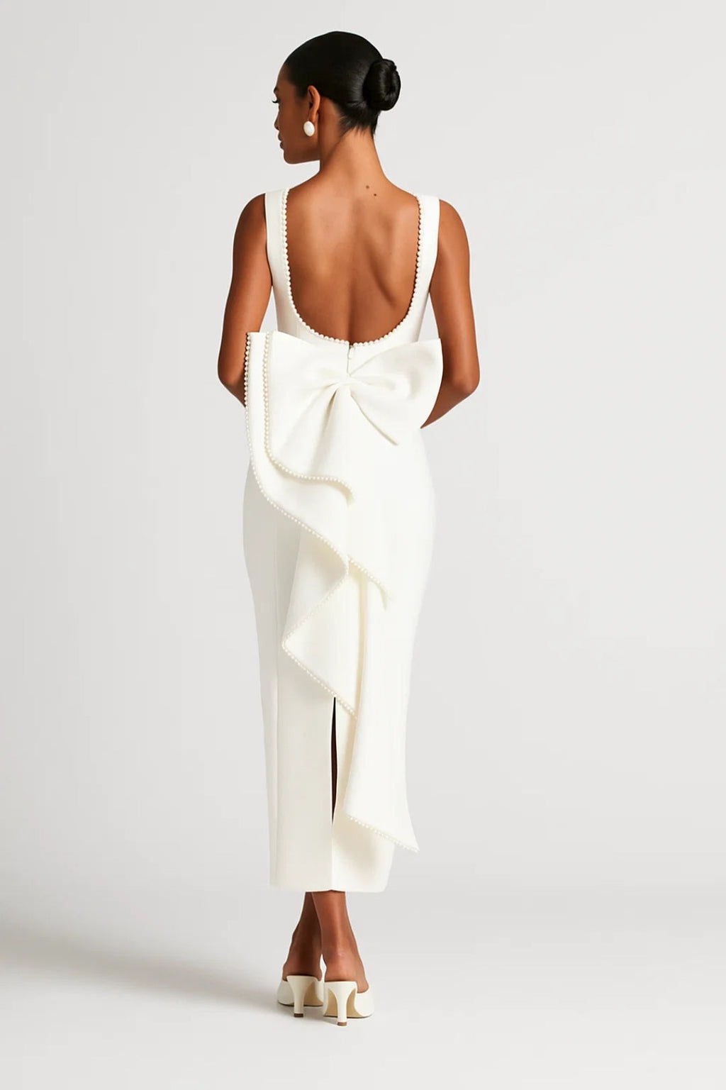 Lange elegante jurk met versierde halslijn en strik aan de achterkant