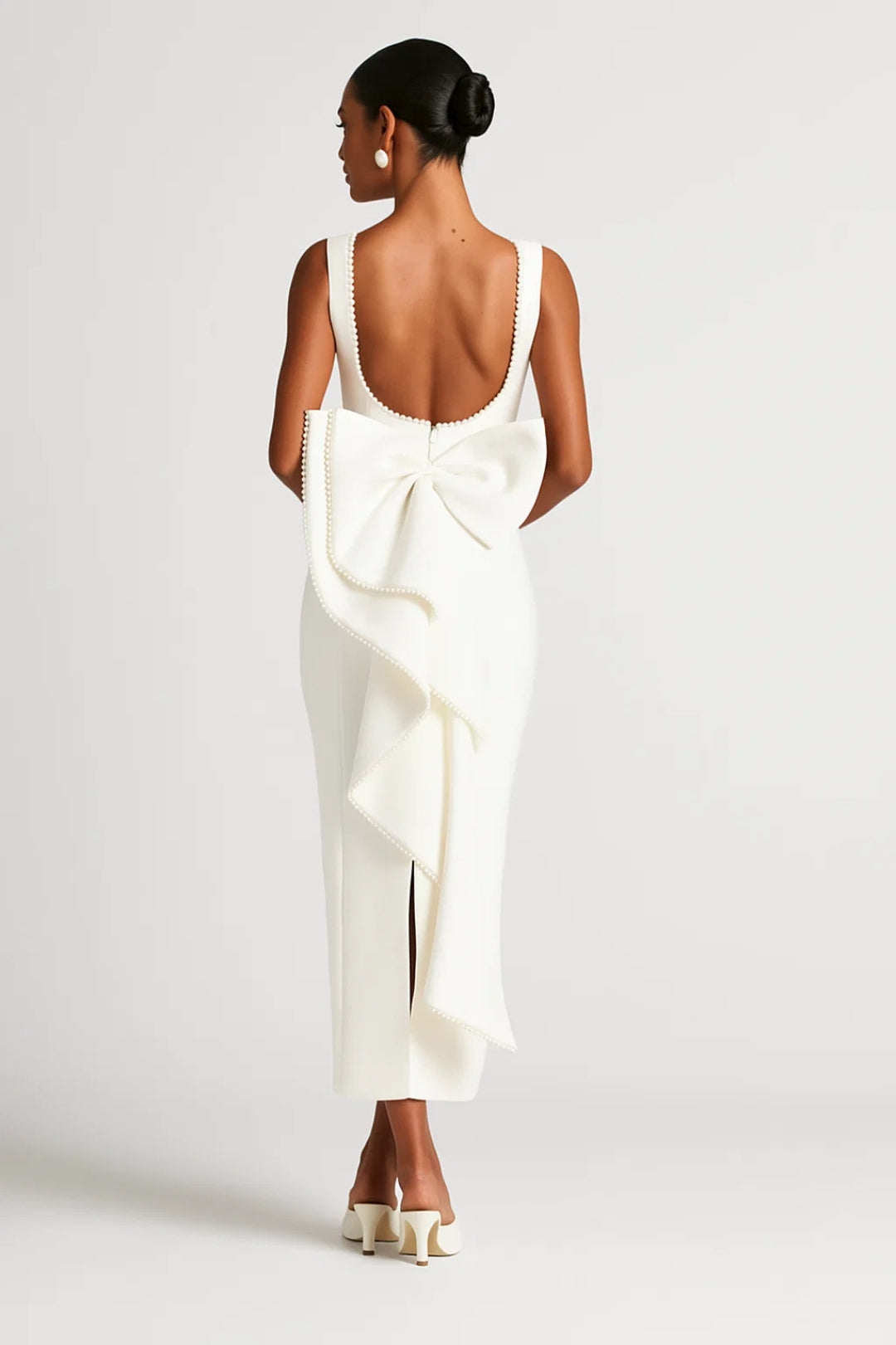 Lange elegante jurk met versierde halslijn en strik aan de achterkant