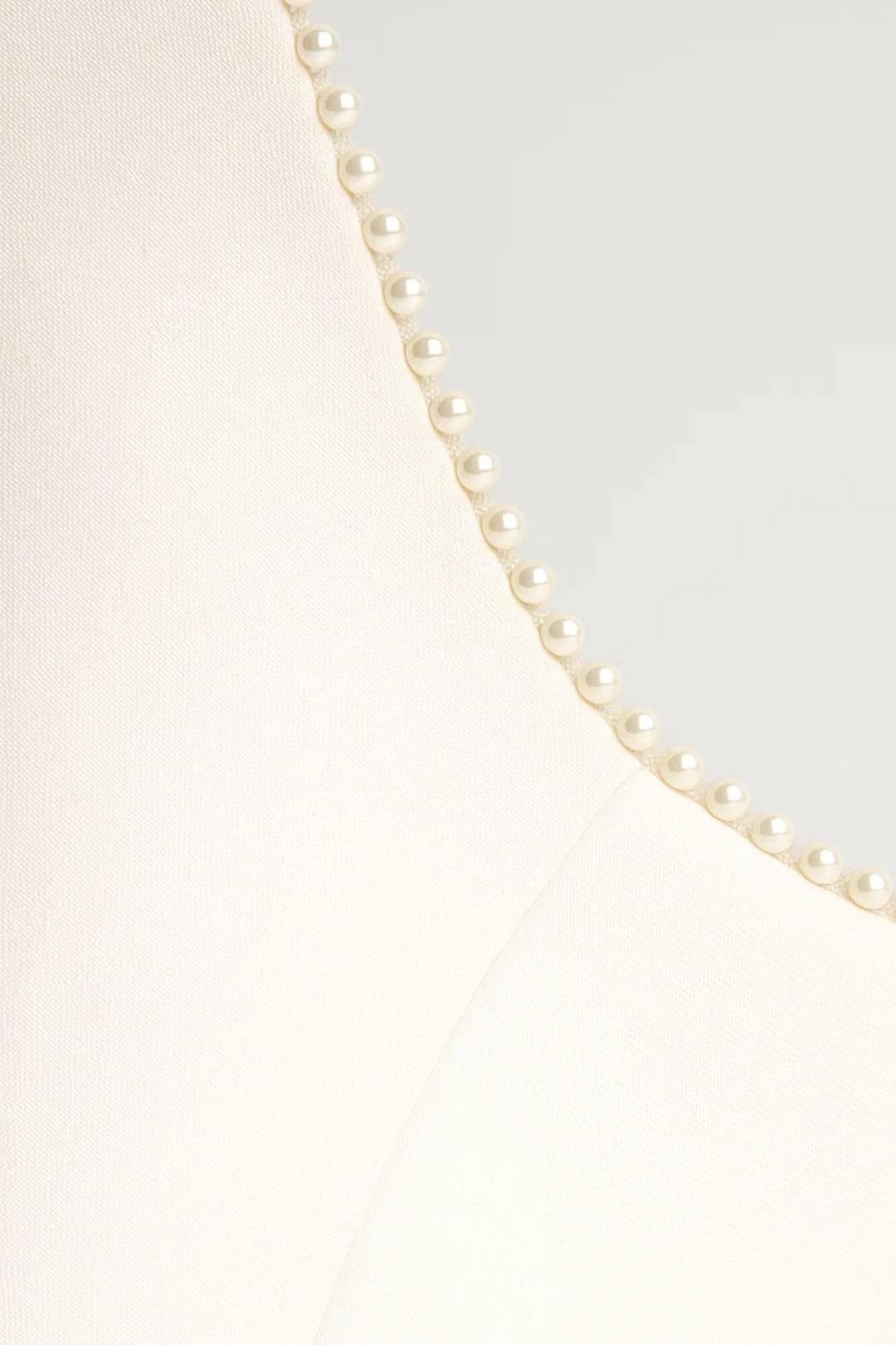 Lange elegante jurk met versierde halslijn en strik aan de achterkant