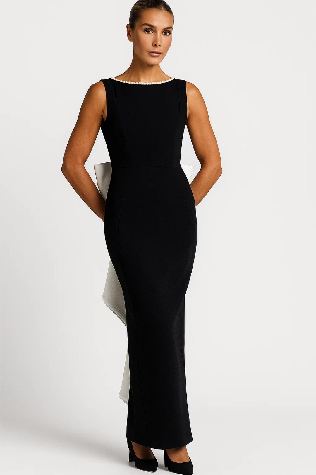 Lange elegante jurk met versierde halslijn en strik aan de achterkant