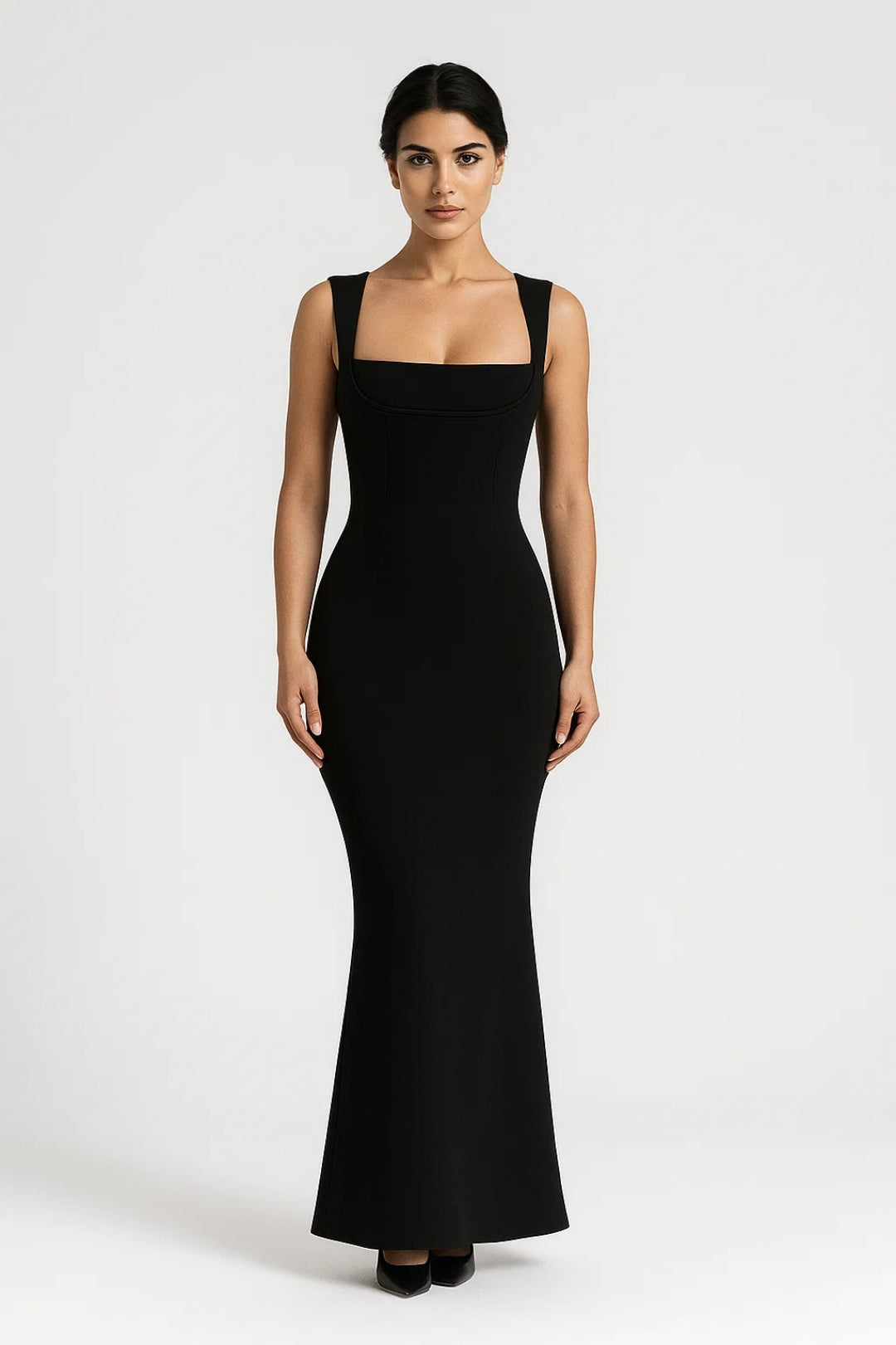 Lange aansluitende jurk met brede bandjes en vierkante halslijn