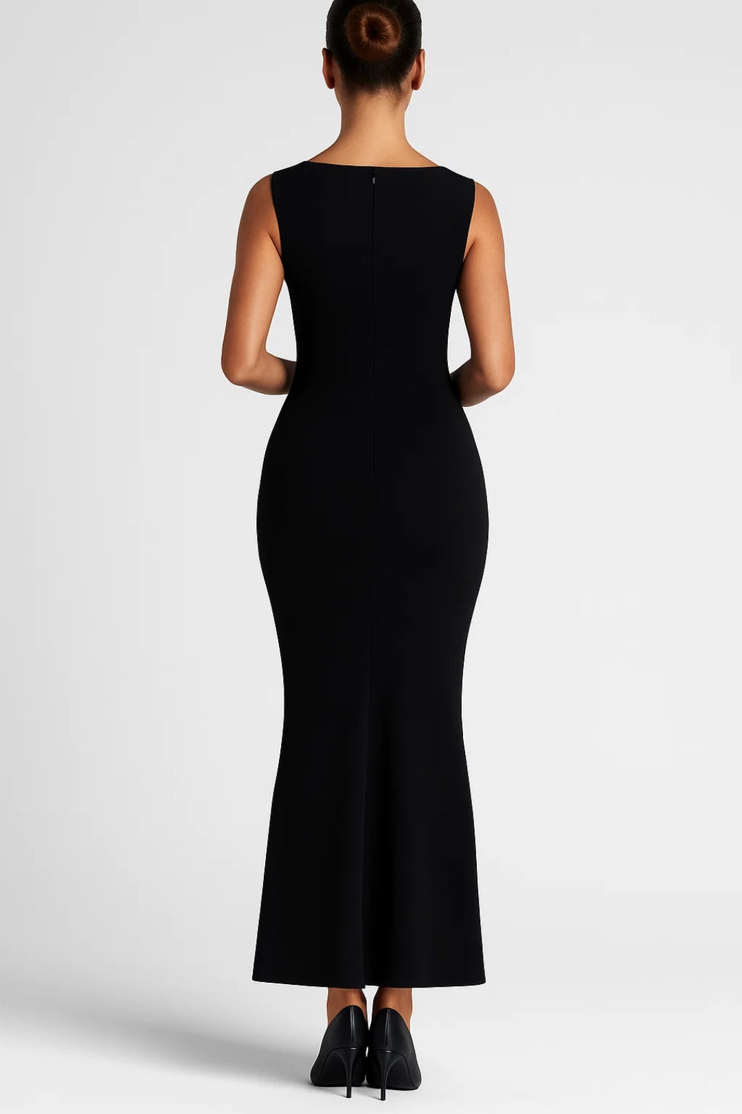 Lange aansluitende jurk met brede bandjes en vierkante halslijn