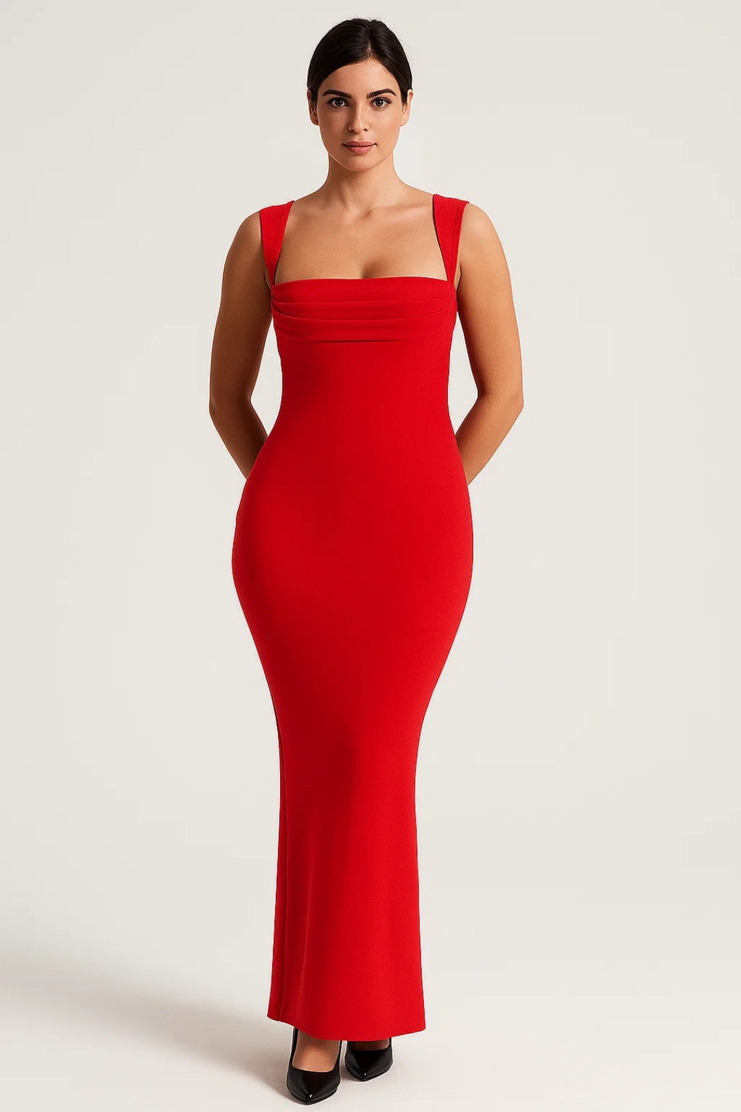 Lange aansluitende jurk met brede bandjes en vierkante halslijn