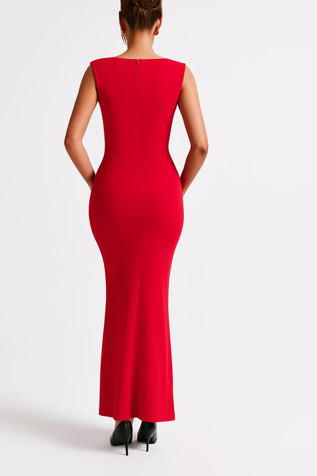 Lange aansluitende jurk met brede bandjes en vierkante halslijn