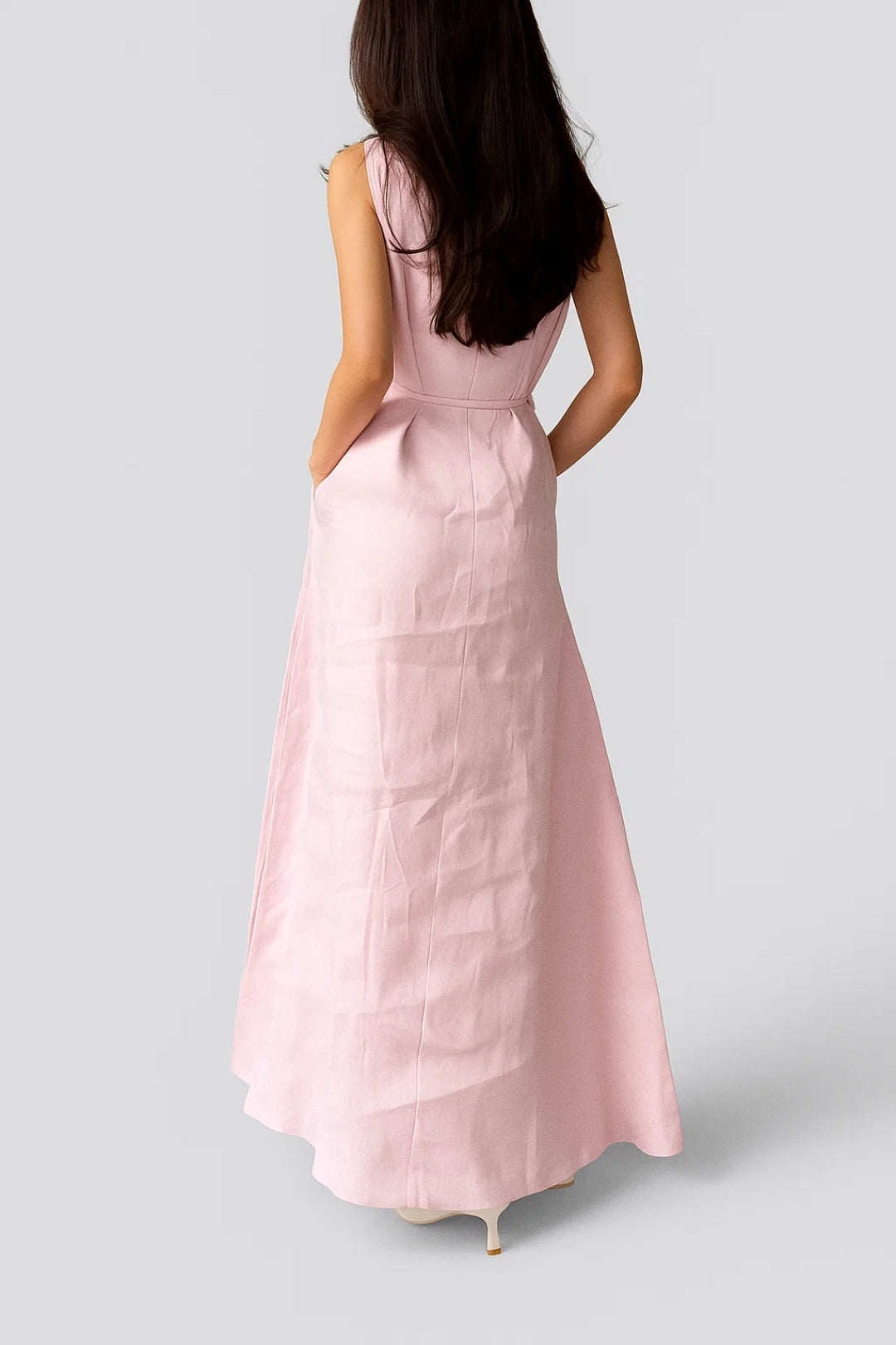 Lange mouwloze jurk met smalle ceintuur