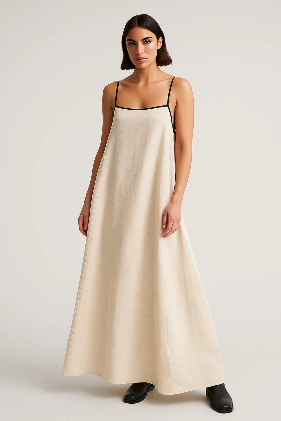 Lange jurk met dunne bandjes en contrasterende biezen