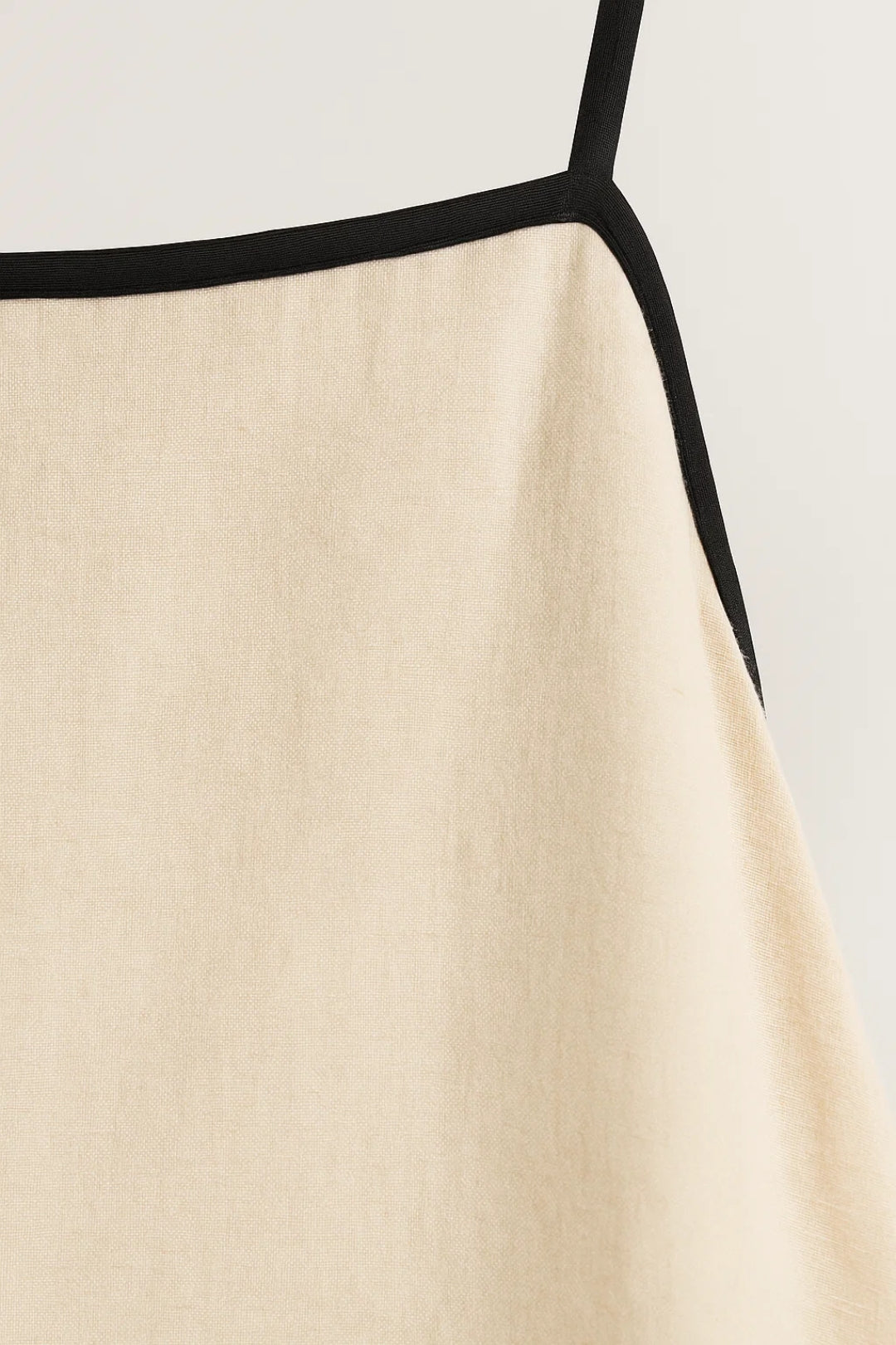 Lange jurk met dunne bandjes en contrasterende biezen