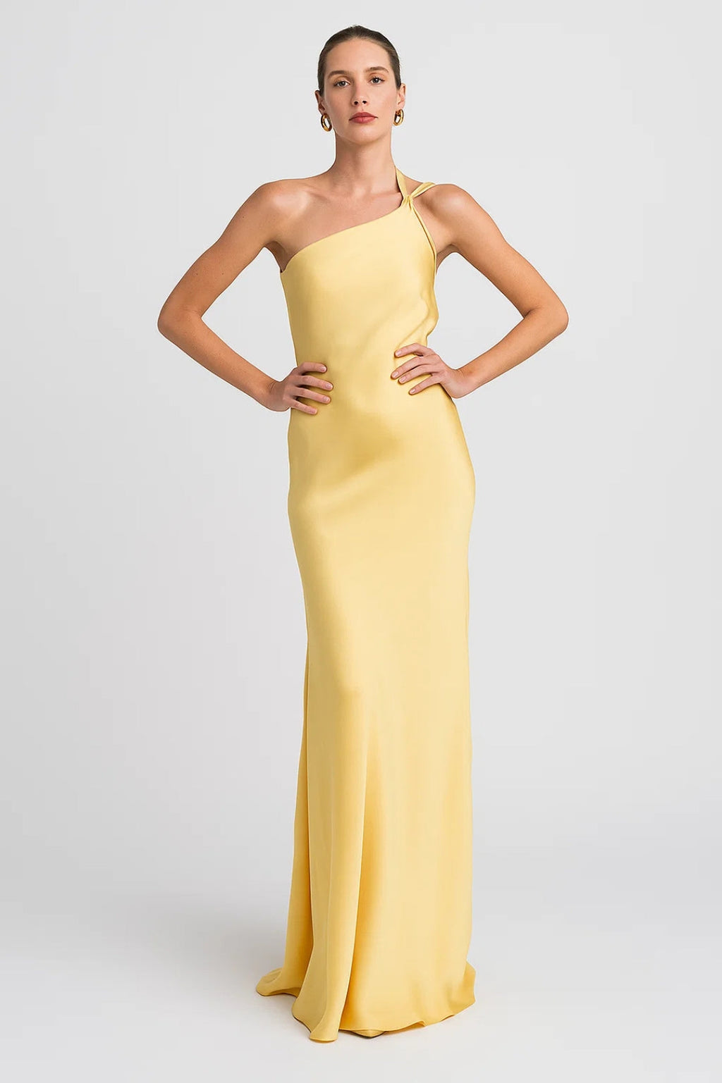 Lange gele one-shoulder jurk van lichte satijn