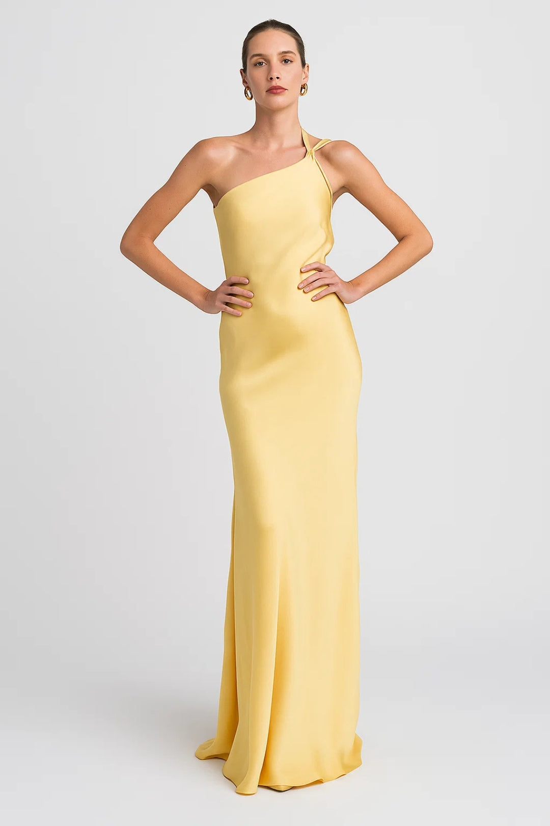 Lange gele one-shoulder jurk van lichte satijn