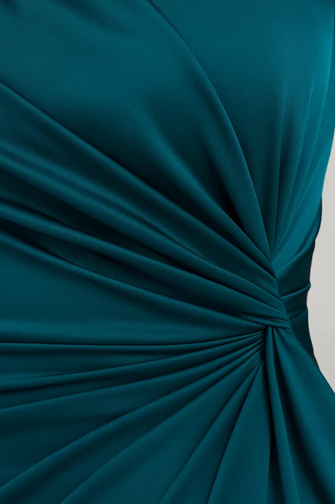 Lange one-shoulder jurk met knoopdetail aan de voorkant