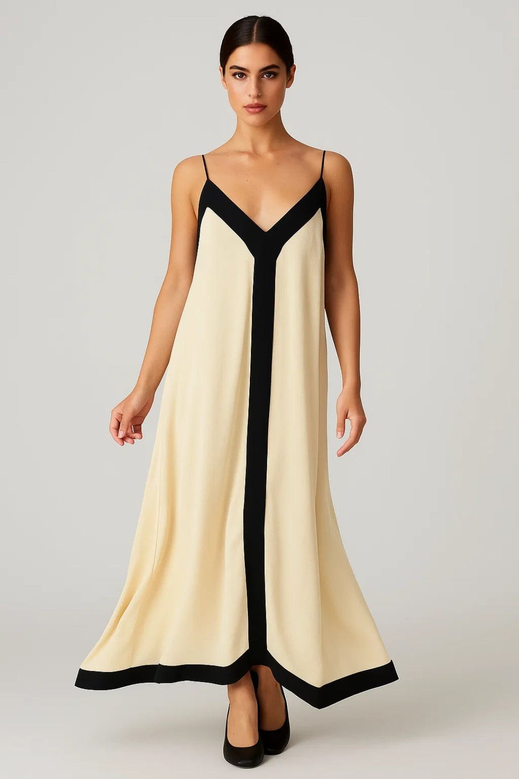 Lange uitlopende jurk met dunne bandjes