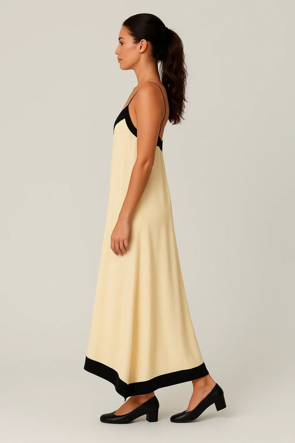 Lange uitlopende jurk met dunne bandjes