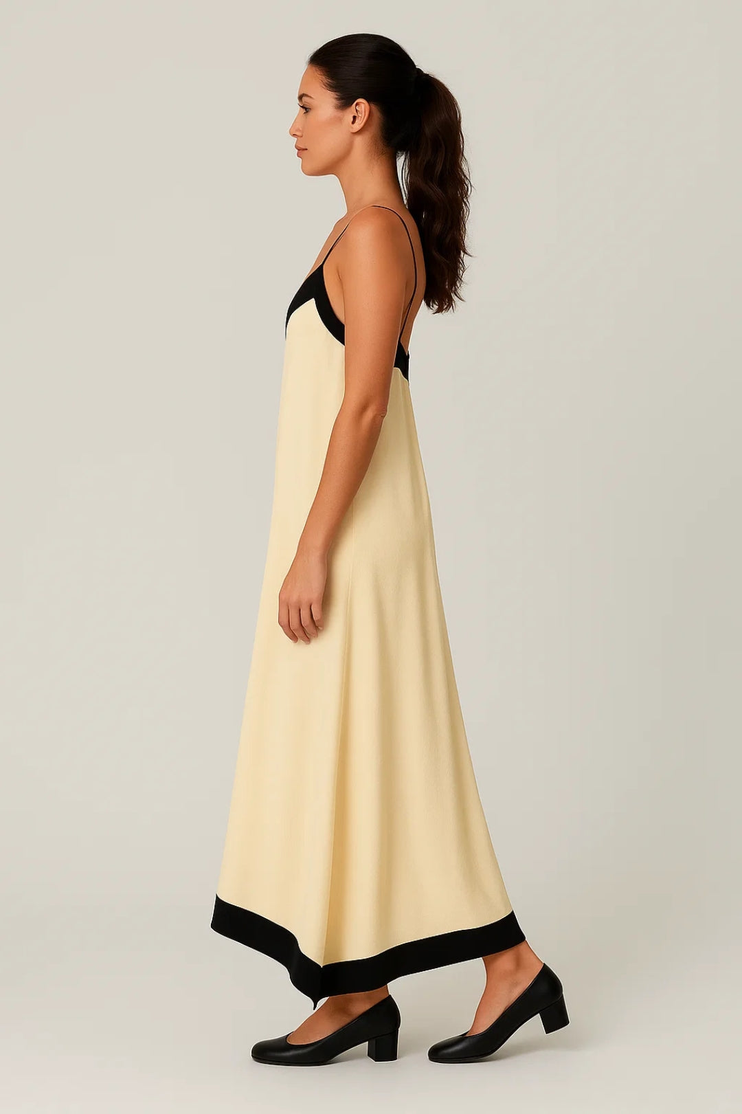 Lange uitlopende jurk met dunne bandjes