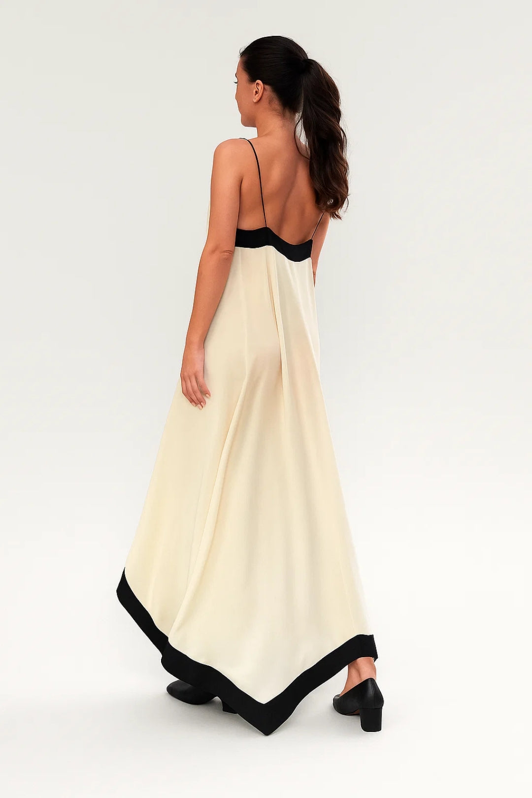Lange uitlopende jurk met dunne bandjes