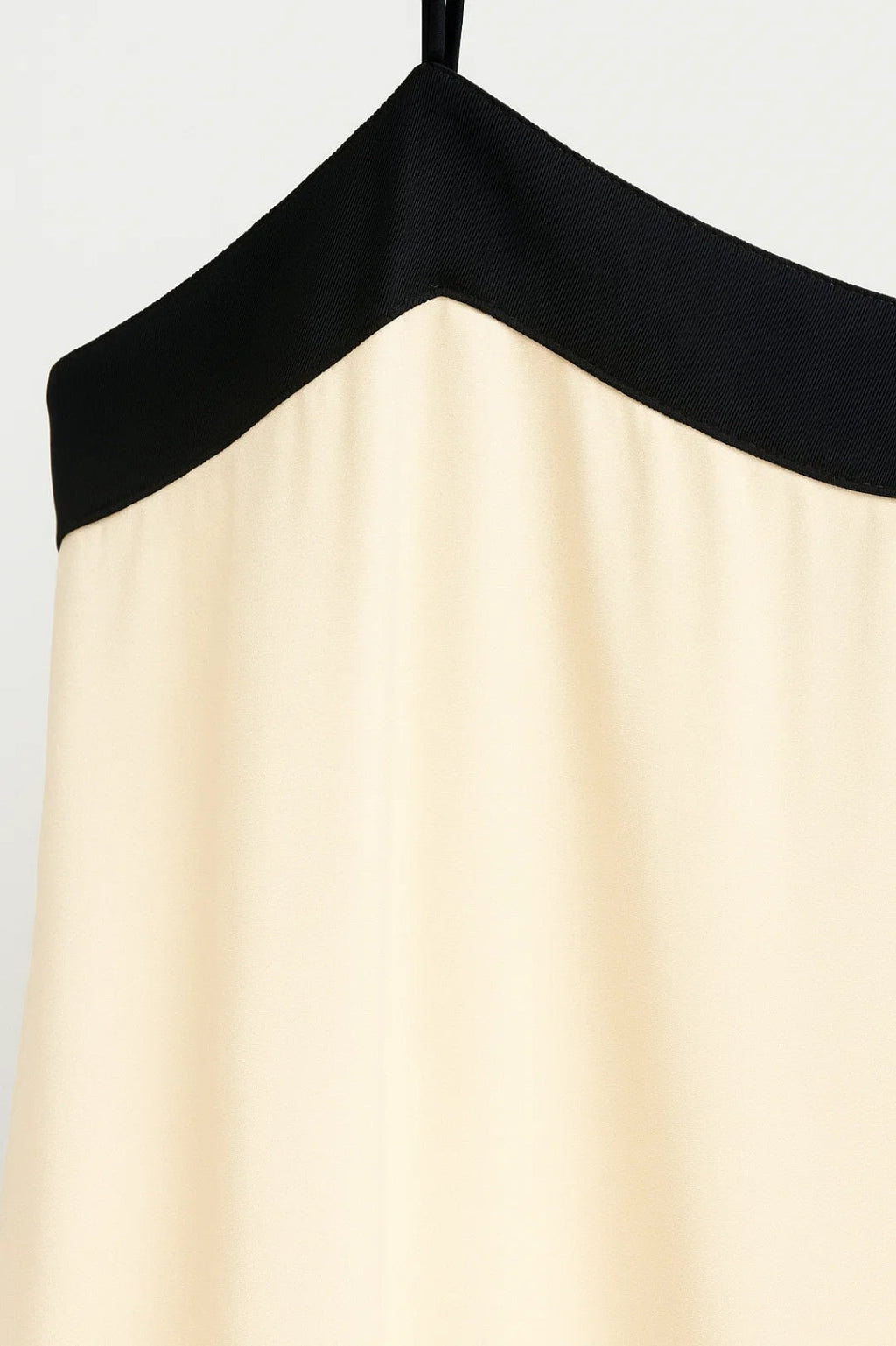 Lange uitlopende jurk met dunne bandjes