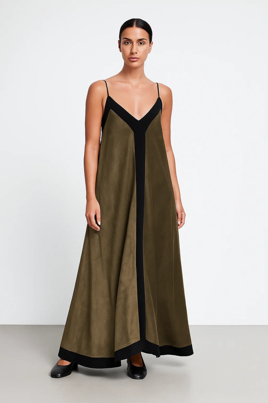 Lange uitlopende jurk met dunne bandjes