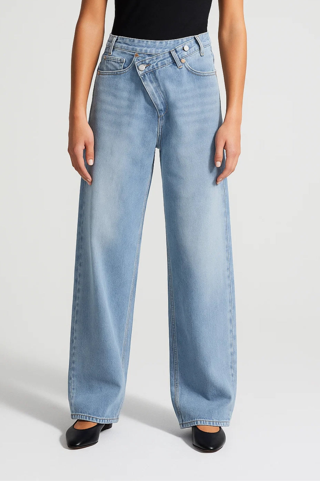 Jeans met wijde pijpen en asymmetrische sluiting